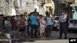 La policía controla la cola en una de las nuevas tiendas en dólares. (Adalberto ROQUE / AFP)