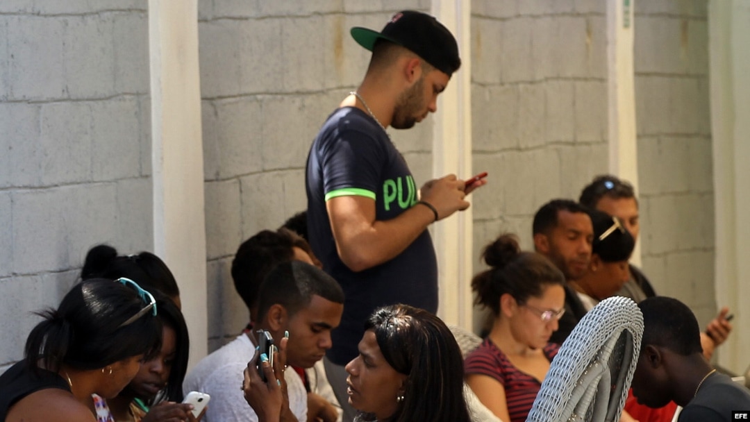 En pleno siglo XXI, en la era de las comunicaciones, Cuba estrenó recientemente su primera conexión Wi-fi gratuita.