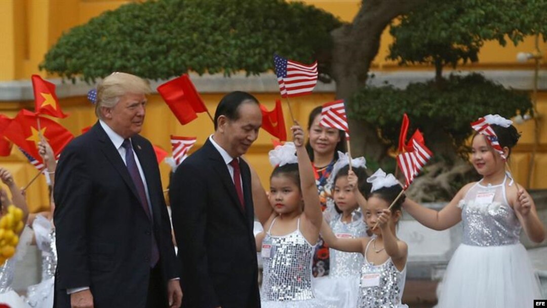 El presidente de Estados Unidos, Donald Trump, y el presidente de Vietnam, Tran Dai Quang, asisten a una ceremonia de bienvenida en el Palacio Presidencial de Hanoi, Vietnam, el 12 de noviembre de 2017.