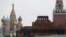 Vista general del mausoleo de Lenin (c) situado entre la catedral de San Basilio (izq) y la torre Spasskaya en la Plaza Roja de Moscú (Rusia) hoy, miércoles 15 de mayo de 2013.