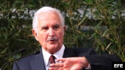 Fotografía del 2 de febrero de 2012 del escritor mexicano Carlos Fuentes en un evento en la Universidad Veracruzana, del estado mexicano de Veracruz. Fuentes falleció el martes 15 de mayo de 2012, en Ciudad de México.