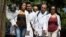 Un grupo de médicos por las afueras de un hospital de La Habana. Foto ARCHIVO.