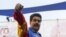Maduro saluda durante marcha por el Día del Trabajo 1 de mayo. Dos dias después anuncia aumento de salarios.  