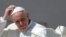 VAT10 EL VATICANO 12/06/2013.- El papa Francisco se sujeta el solideo durante la audiencia general de los miércoles en la Plaza de San Pedro del Vaticano, hoy, miércoles 12 de junio de 2013. Francisco cumplió ayer 100 días como Sumo Pontífice. EFE/Maurizi