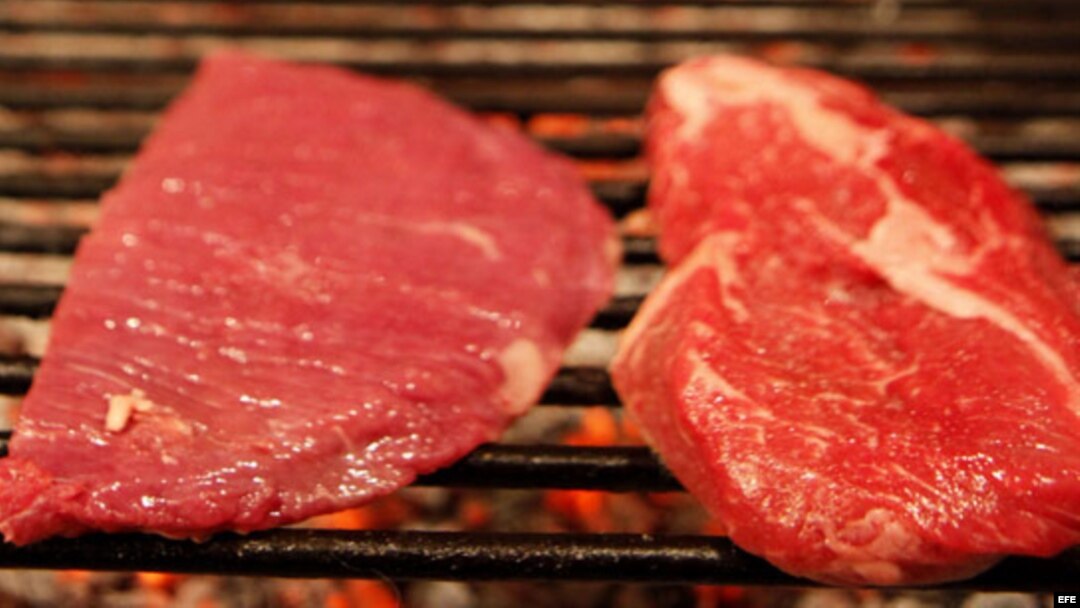 Detalle de cortes de carne en el asador del restaurante
