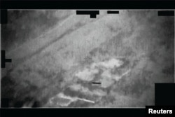 En esta imagen fija extraída de un video se observa un objeto no identificado captado en Oriente Medio en mayo de 2022. Departamento de Guerra/Material cedido vía REUTERS.