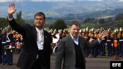 Los presidentes de Colombia, Juan Manuel Santos (d), y Ecuador, Rafael Correa, saludan a su llegada a la ciudad de Ipiales (Colombia). 