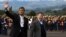 Los presidentes de Colombia, Juan Manuel Santos (d), y Ecuador, Rafael Correa, saludan a su llegada a la ciudad de Ipiales (Colombia). 