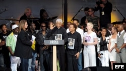 ARCHIVO. El ex presidente sudafricano Nelson Mandela rodeado por personalidades del mundo de la música y el cine.