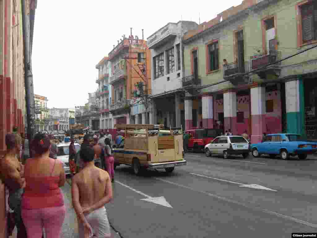 Reporta Cuba /Rescate a ciudadano /Haban Vieja / Foto Vladimir Turró