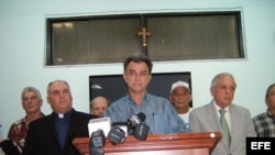 De izda. a dcha., el reverendo Juan Rumín Domínguez, rector de la Ermita de la Caridad de Miami; Ramón Saúl Sánchez, presidente del Movimiento Democracia, y Tomás Regalado, alcalde de Miami, hoy, lunes 6 de agosto de 2012, en una rueda de prensa, en Miami