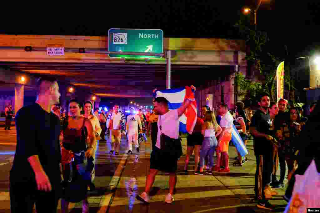 Personas que se manifiestan en solidaridad con los manifestantes en Cuba caminan de regreso después de que la policía no les permitió avanzar por una carretera, en Miami, Florida, Estados Unidos, el 13 de julio de 2021. REUTERS / Maria Alejandra Cardona.