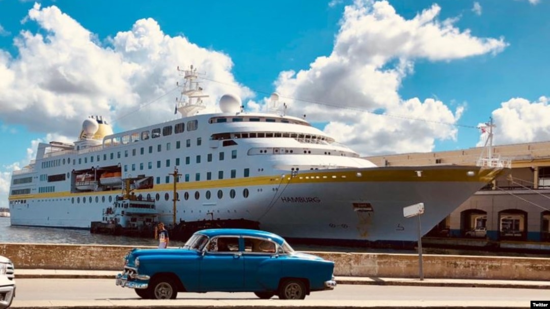 El MS Hamburg atracado en el Puerto de La Habana, en una foto tomada de la cuenta de Twitter de la compañía operadora, Plantours Kreuzfahrten.