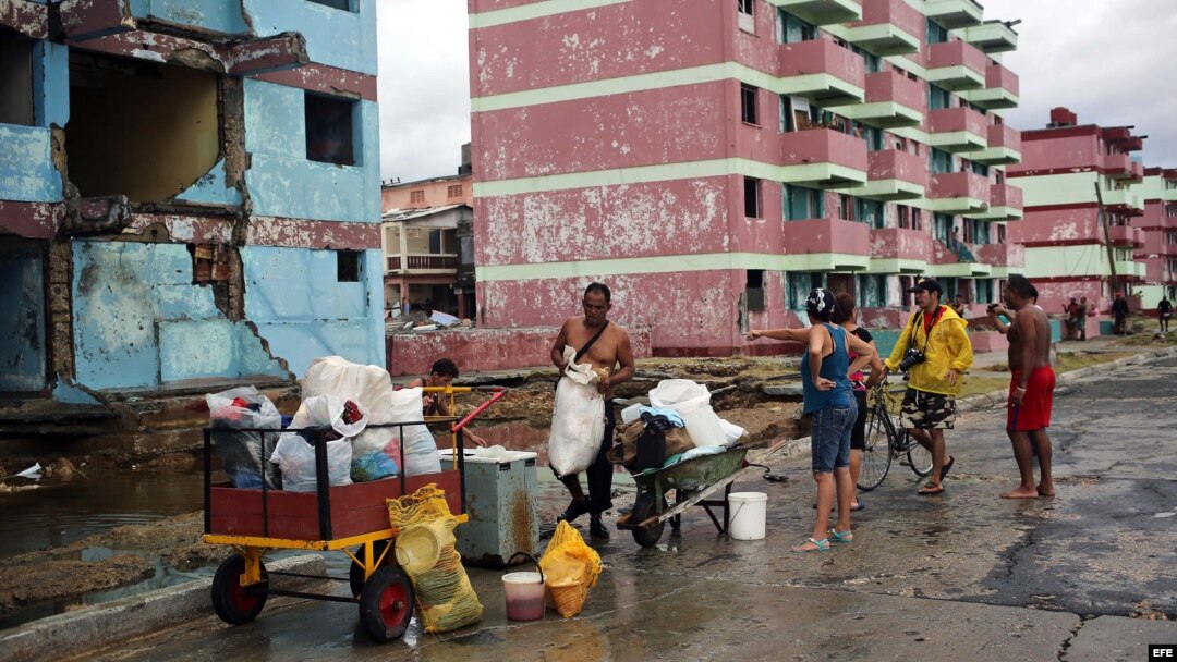 Cubanos se recuperan hoy, miércoles 5 de octubre de 2016, de los destrozos y estragos causados por el paso del huracán Matthew en Baracoa, provincia de Guantánamo (Cuba). El huracán Matthew dejó a su paso por Cuba graves destrozos en el extremo oriental 