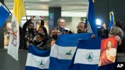 Ciudadanos de Nicaragua, esperando la llegada de presos políticos desterrados por la dictadura de Daniel Ortega, en el Aeropuerto Internacional de Dulles, en Virginia, el 9 de febrero de 2023. (AP Photo/José Luis Magana)