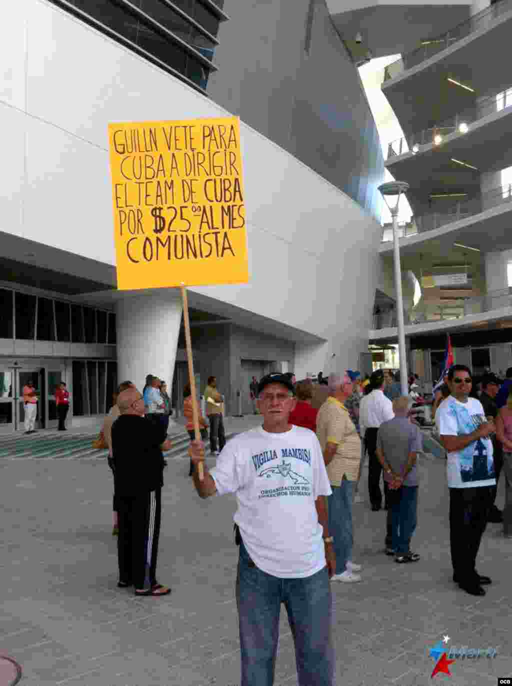 Decenas de personas escuchan las palabras de Ozzie Guill&eacute;n en vivo a las aceras del nuevo estadio de los Miami Marlins.