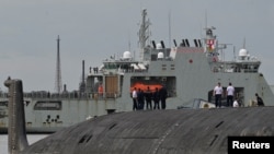 La tripulación del submarino ruso de propulsión nuclear Kazán observa el paso del barco patrullero de la marina canadiense HMCS Margaret Brooke a su llegada a la bahía de La Habana. (REUTERS/Stringer/Archivo)