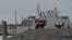 La tripulación del submarino ruso de propulsión nuclear Kazán observa el paso del barco patrullero de la marina canadiense HMCS Margaret Brooke a su llegada a la bahía de La Habana. (REUTERS/Stringer/Archivo)