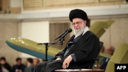 El líder supremo iraní, Ayatolá Ali Khamenei, en reunión con comandantes de la Fuerza Aérea el 5 de febrero de 2024 en Teherán. ("AFP PHOTO / HO / KHAMENEI.IR).