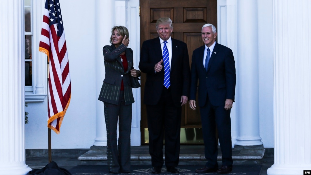 Donald Trump, con el vicepresidente Mike Pence y Betsy DeVos 