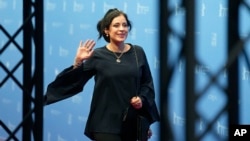 La actriz iraní Maryam Moghadam, tras presentar "Balada de la vaca blanca" en la Berlinale, el 18 de junio de 2021. (AP Photo/Michael Sohn, pool).