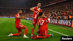 Los jugadores del Bayern Munich celebran el gol de Michael Olise que le dio el triunfo 4-3 sobre el Real Madrid.