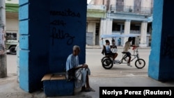 José Manuel Díaz, 83 años, profesor de música jubilado vende artículos usados ​​para sobrevivir en La Habana, Cuba. Foto: REUTERS/Norlys Perez 