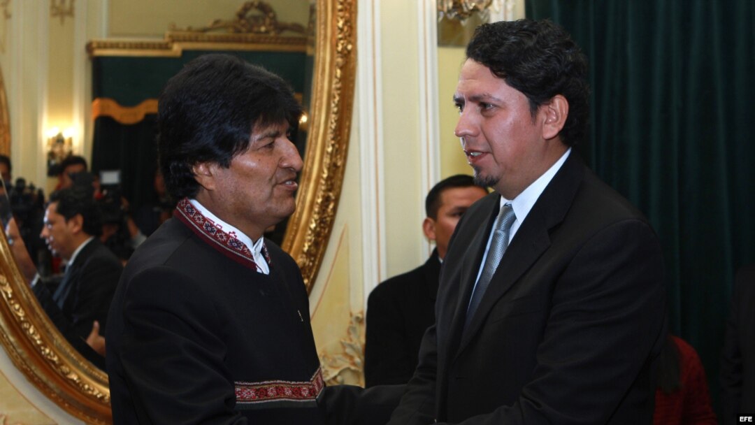 El presidente de Bolivia, Evo Morales, saluda al nuevo titular de la estatal boliviana YPFB, Oscar Barriga Arteaga.