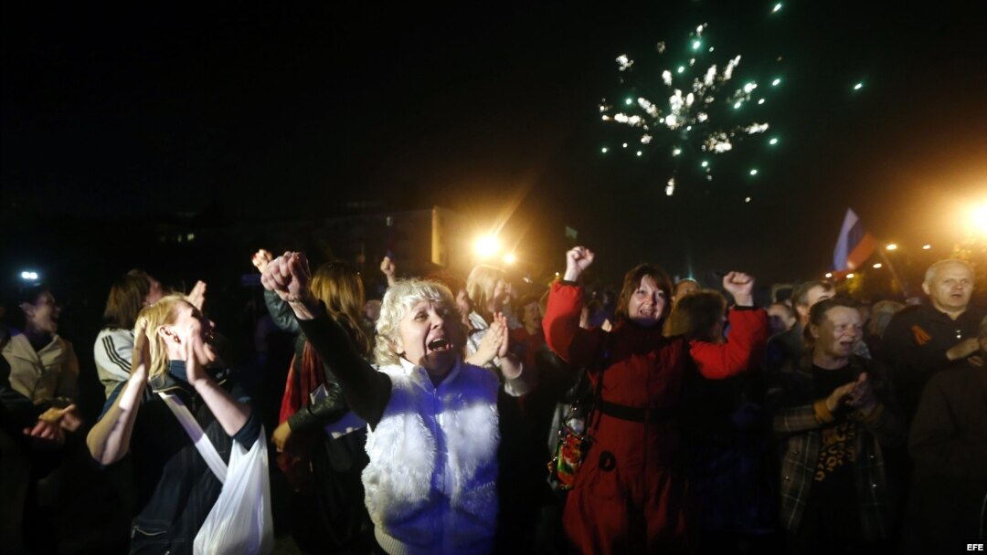 Un grupo de personas celebra el anuncio de los resultados del referendo