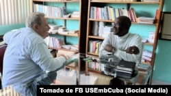 Monseñor Silvano Herminio Pedroso Montalvo, Obispo de Guantánamo y Baracoa conversa con el embajador Mike Hammer.