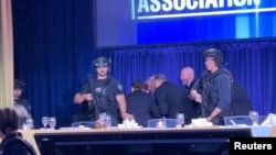 El presidente Trump es escoltado por el Servicio Secreto tras escucharse disparos durante la cena de la Asociación de Corresponsales de la Casa Blanca.