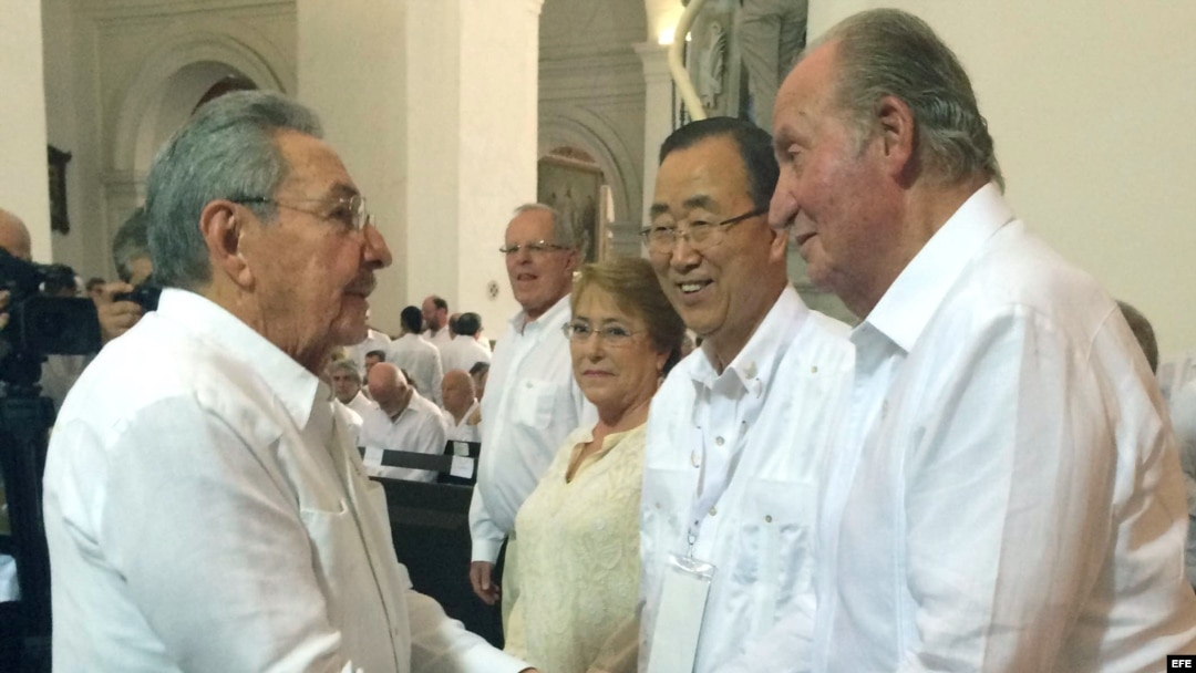 El rey Juan Carlos de España (d) junto a el secretario general de las Naciones Unidas, Ban Ki-moon (c-d), la presidenta de Chile, Michelle Bachelet (3d) y el presidente de Cuba, Raúl Castro (i) en Cartagena (Colombia) .