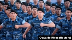 Miembros del Ejército de Nicaragua participan en una ceremonia en honor al general Julio César Avilés, en la plaza de la Revolución en Managua.