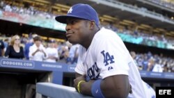 El jugador Yasiel Puig de los Dodgers de Los Ángeles espera previo al inicio del juego de la MLB disputado ante los Yanquis de Nueva York. 