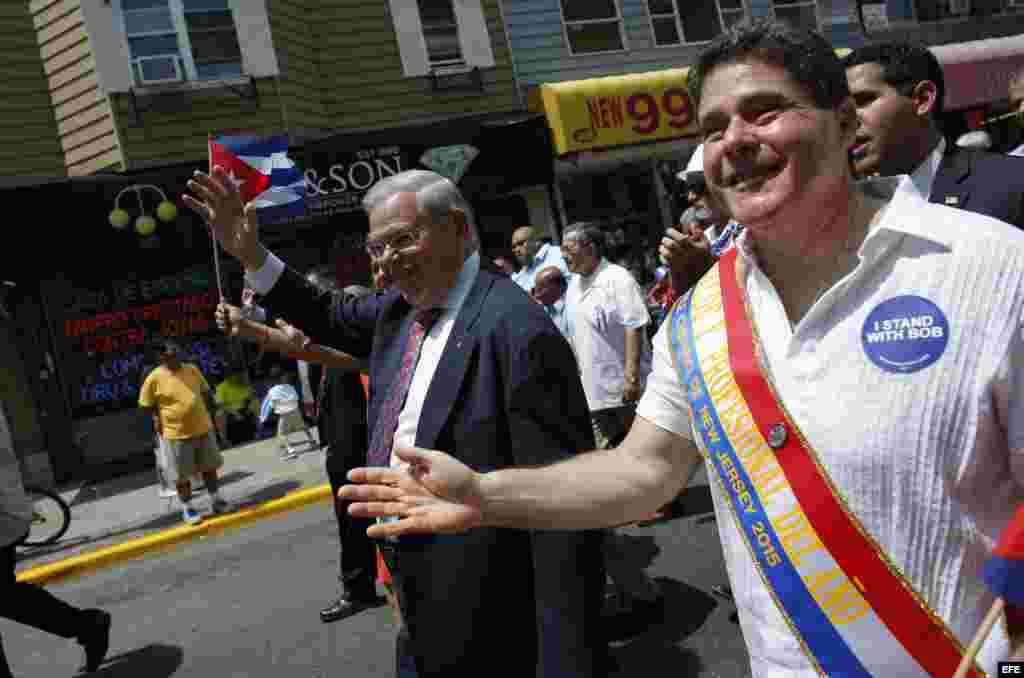 El senador Bob Menéndez (i) y el alcalde de West New York, Felix Roque (d), en el desfile anual cubano en North Bergen, Nueva Jersey (EE.UU.)