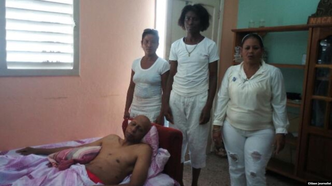 Damas de Blanco junto a Guillermo Fariñas en su casa en Santa Clara este 6 de septiembre.