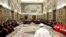 Imagen cedida por el periódico L'Osservatore Romano el 30 de septiembre del 2013 del papa Francisco durante la reunión Internacional por la Paz, en Ciudad del Vaticano. 
