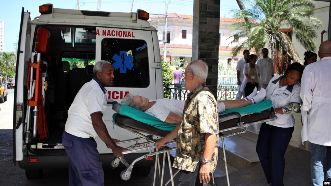 Personal paramédico traslada a una paciente hacia una ambulancia desde un hospital de La Habana (Cuba). Foto Archivo.