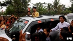 Suu Kyi saluda a sus partidarios 