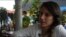 Karla Pérez, joven periodista cubana obligada por el gobierno de su país a vivir en el extranjero. (Captura de video/El Estornudo)