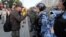 Un manifestante encara a la policía durante una protesta en Moscú para exigir a las autoridades que permitan a los candidatos de la oposición postularse en las elecciones locales. 