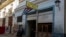 Trabajadores permanecen de pie frente a la emblemática Bodeguita del Medio, en La Habana Vieja, vacía debido a la falta de turistas en la ciudad.