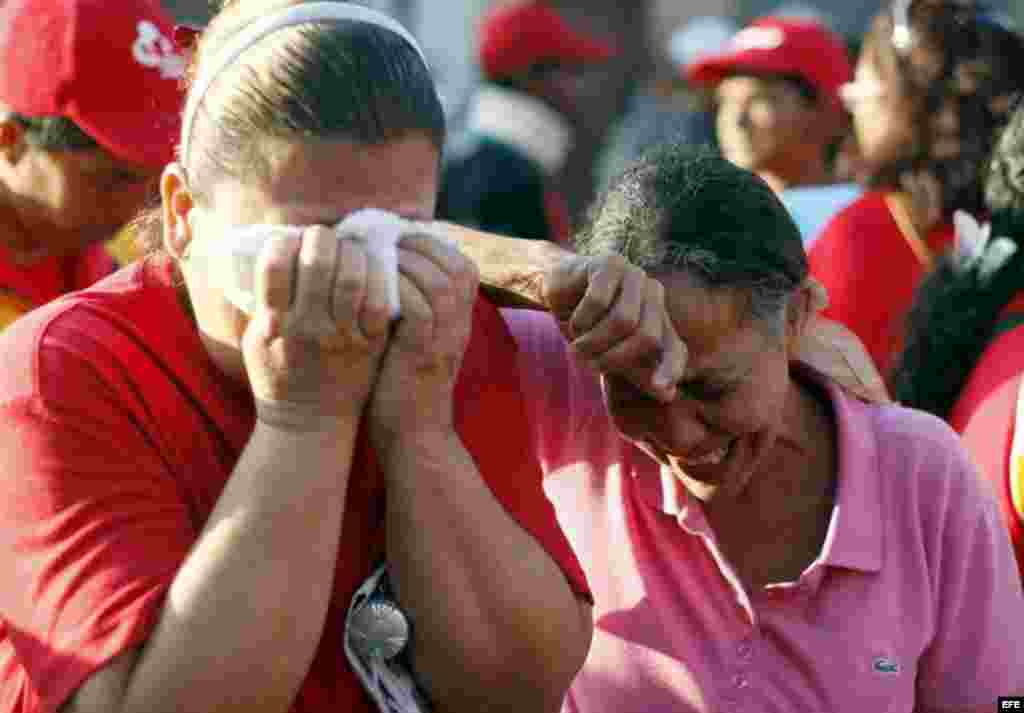 Seguidores del presidente Hugo Chávez, lloran desconsolados. 