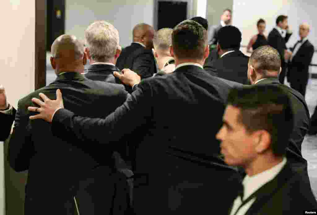 Funcionarios de seguridad evacúan al secretario de Salud y Servicios Humanos (HHS) de los Estados Unidos, Robert F. Kennedy Jr.