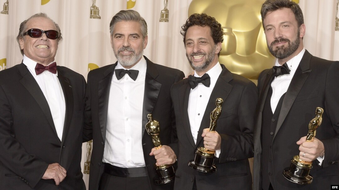 Jack Nicholson (i) junto a los productores de Argo George Clooney and Grant Heslov y el director y actor Ben Affleck. 