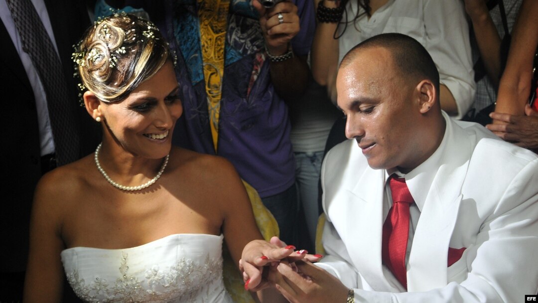 Foto de archivo de Wendy Iriepa (i) e Ignacio Estrada (d), durante su boda el 3 de agosto de 2011, en La Habana (Cuba).