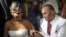 Foto de archivo de Wendy Iriepa (i) e Ignacio Estrada (d), durante su boda el 3 de agosto de 2011, en La Habana (Cuba).