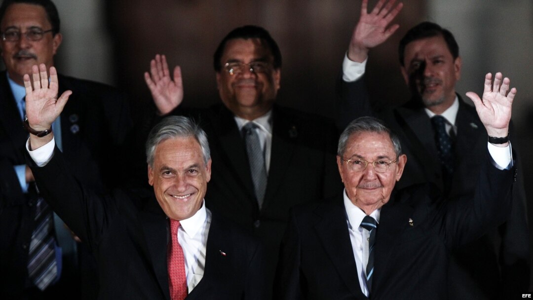 Sebastián Piñera (i), posa con su homólogo cubano, Raúl Castro (d), el domingo 27 de enero de 2013, en la cena oficial de la cumbre de la Comunidad de Estados Latinoamericanos y Caribeños (Celac), en el Palacio de La Moneda, en Santiago de Chile. 