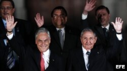 Sebastián Piñera (i), posa con su homólogo cubano, Raúl Castro (d), el domingo 27 de enero de 2013, en la cena oficial de la cumbre de la Comunidad de Estados Latinoamericanos y Caribeños (Celac), en el Palacio de La Moneda, en Santiago de Chile. 