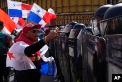 La policía bloquea a personas que se manifiestan en contra de la visita del secretario de Estado de EEUU, Marco Rubio, en Ciudad de Panamá. (AP/Matías Delacroix)